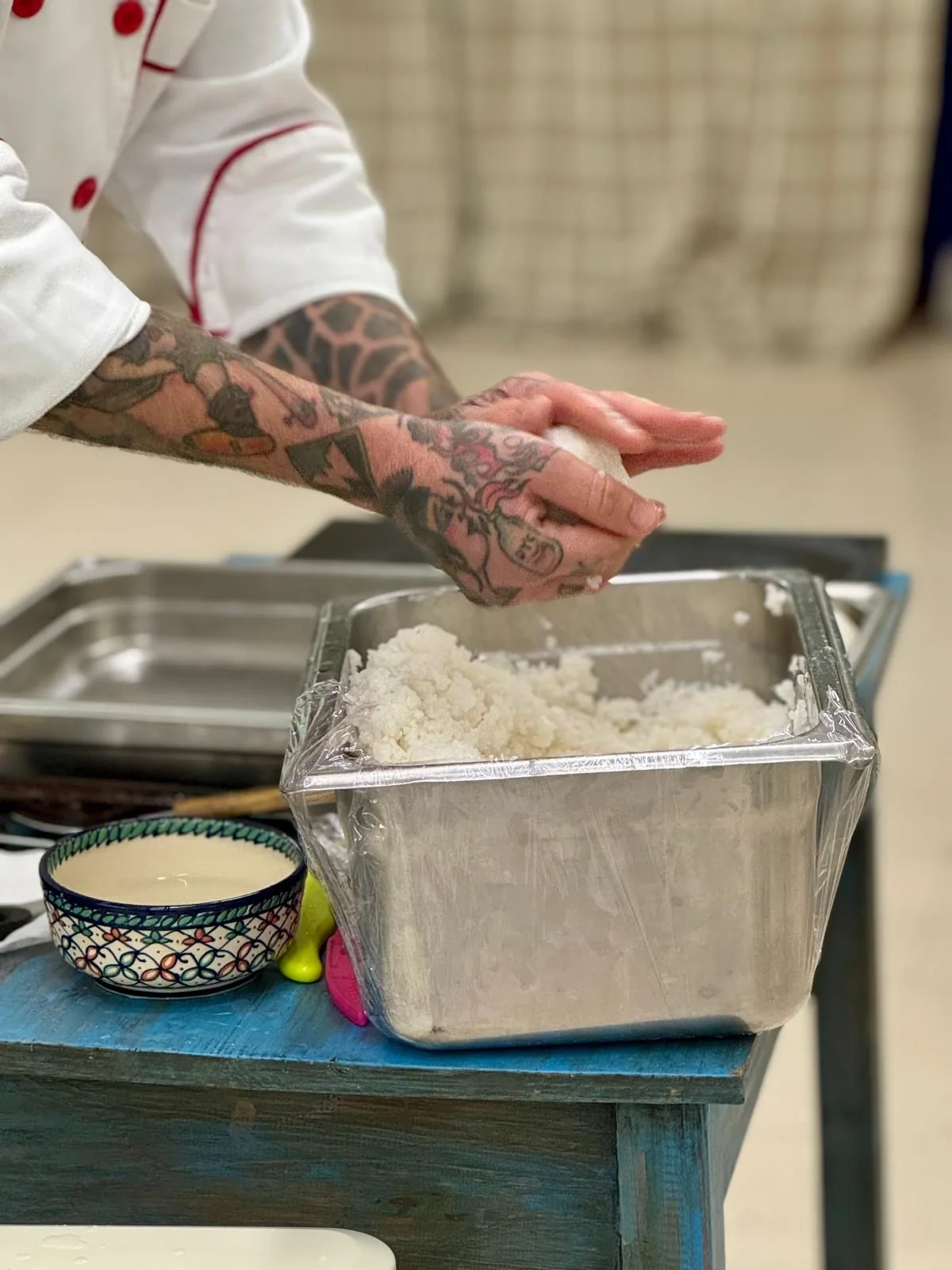 Elías dando forma al arroz