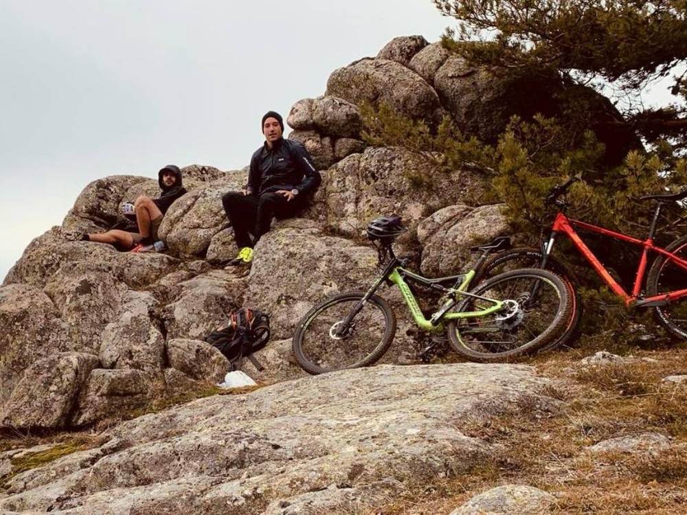 Ruta en grupo por las rocas