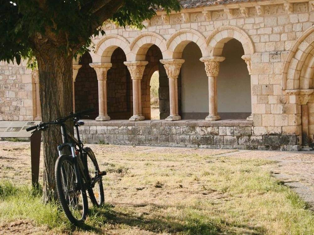 Parada en un monumento románico