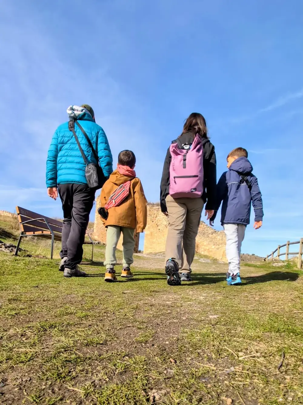 Familia paseando hacia las murallas de Sepúlveda