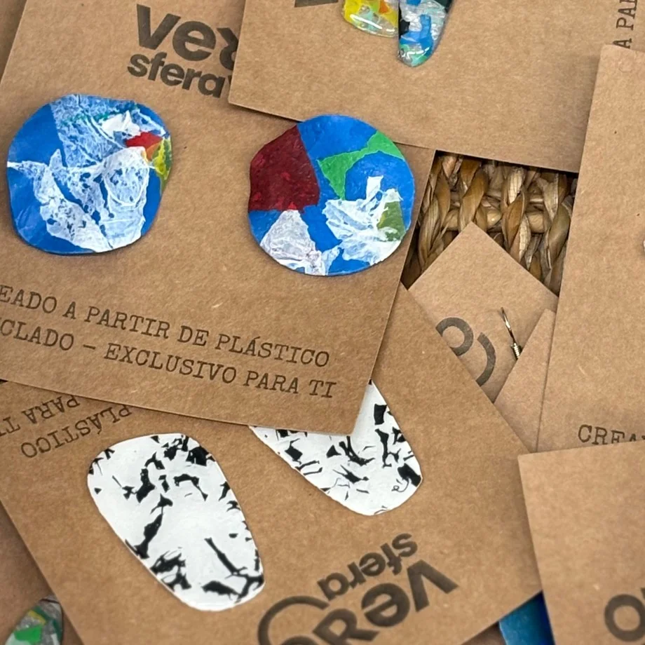 Pendientes VeroSfera hechos con plástico reciclado