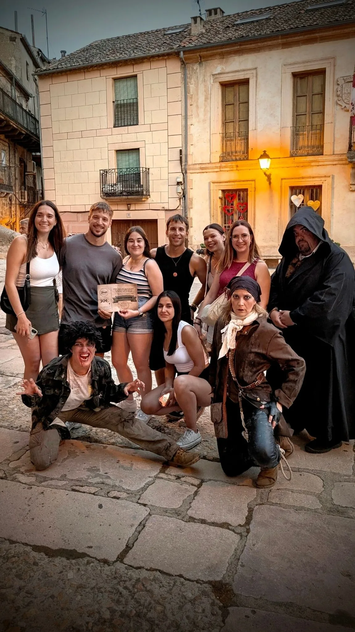 Grupo de participantes con los personajes del Escape Room