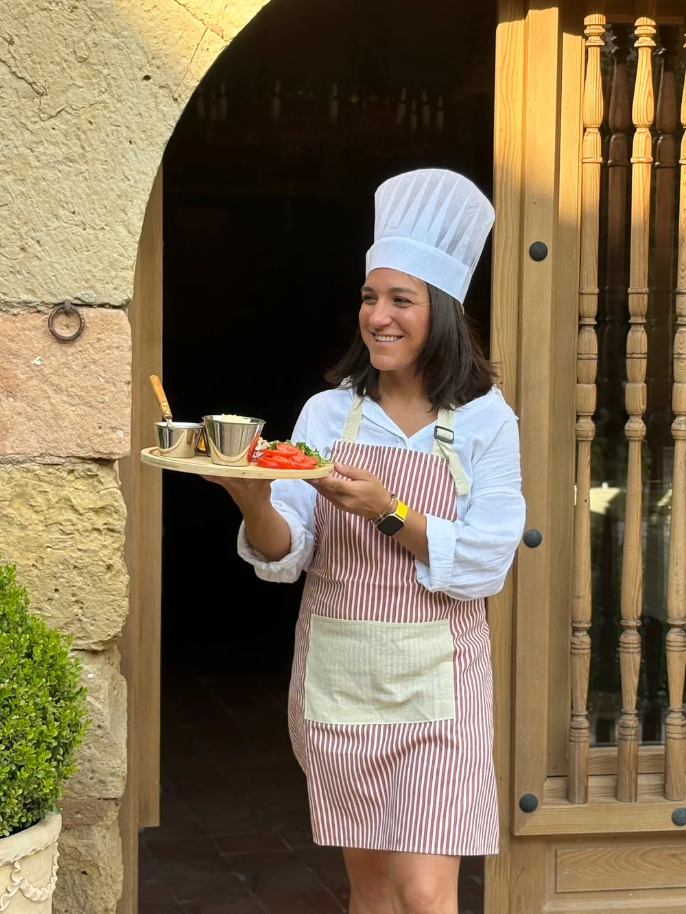 Anfitriona del taller con la tabla de ingredientes