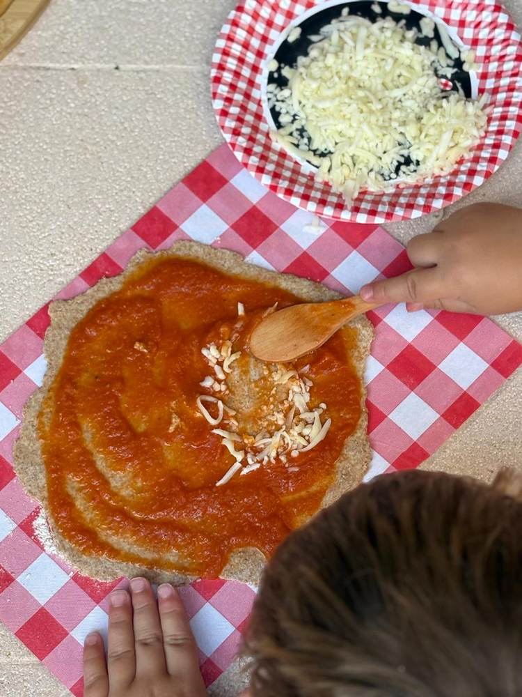 Peque untando la salsa en la masa