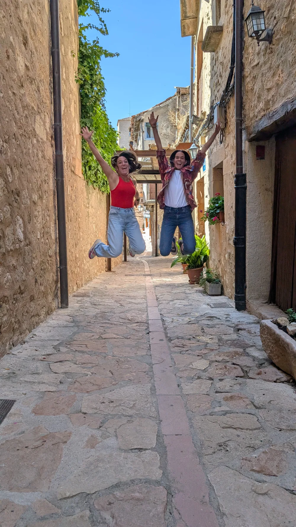 Vero y Pino saltando en una calle de Sepúlveda